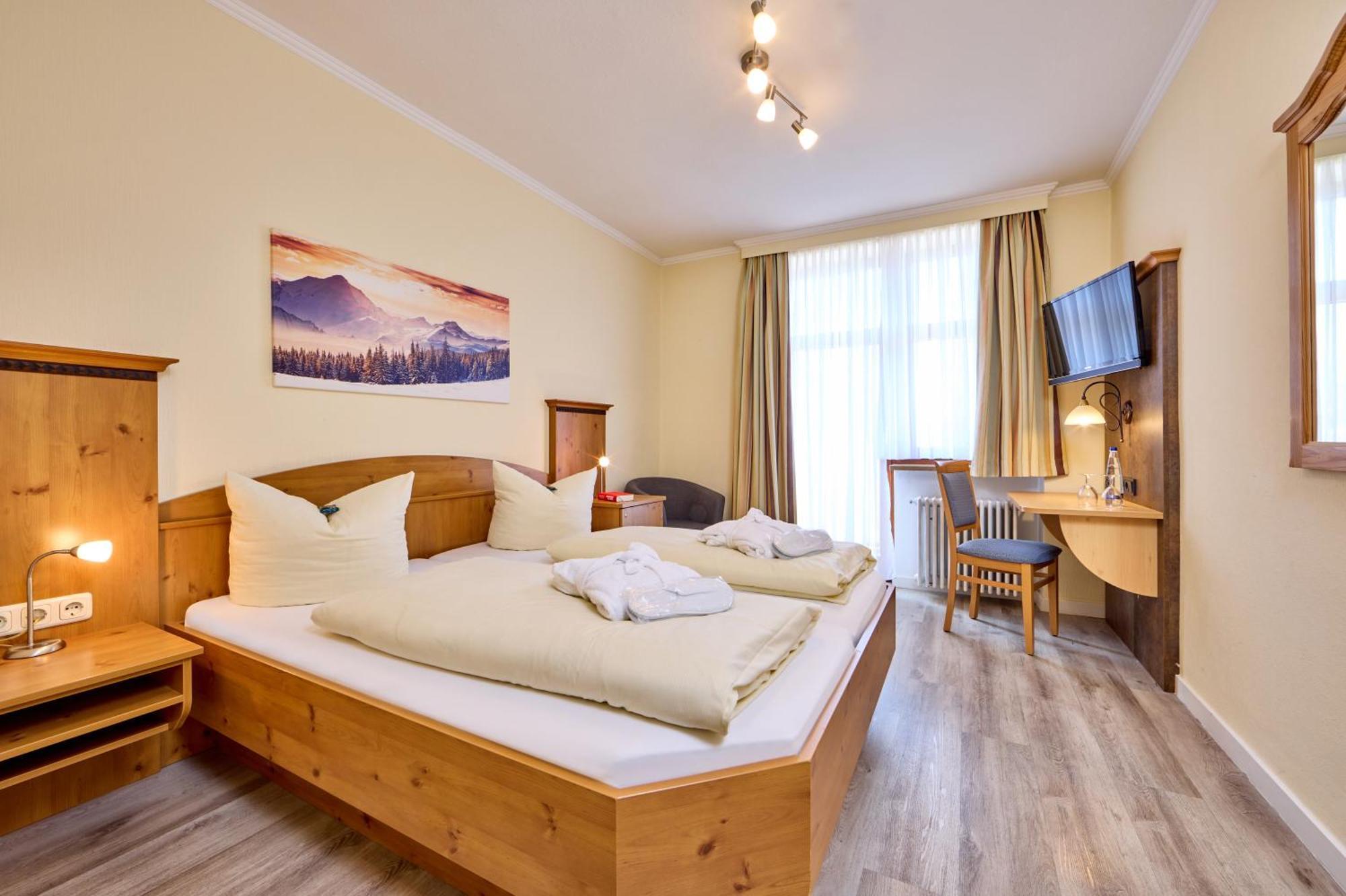 Hotel Vier Jahreszeiten Гармиш-Партенкирхен Экстерьер фото
