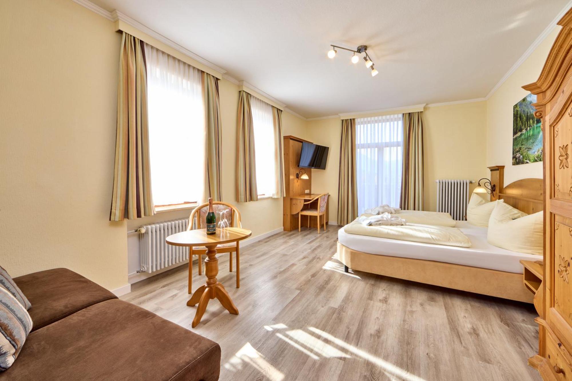 Hotel Vier Jahreszeiten Гармиш-Партенкирхен Экстерьер фото